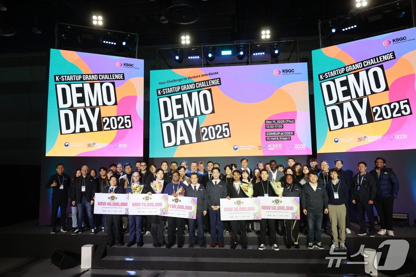 노용석 중소벤처기업부 제1차관이 11일 서울 강남구 코엑스에서 열린 ‘2025년 K-스타트업 그랜드 챌린지 데모데이’ 행사에서 참석자들과 기념 촬영을 하고 있다.&#40;중소벤처기업부 제공&#41;