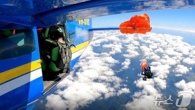 본문 이미지 - 호주에서 지난 9월 스카이다이빙 중 예비 낙하산이 펼쳐져 다이버가 비행기 꼬리에 매달리는 사고가 발생했다. &#40;출처=엑스&#41; 2025.12.11./뉴스1