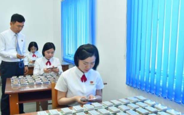 본문 이미지 - 북한의 월간지 &#39;금수강산&#39; 12월호. 학생들이 카드 외우기로 기억력 훈련을 하는 사진. &#40;금수강산 갈무리&#41;