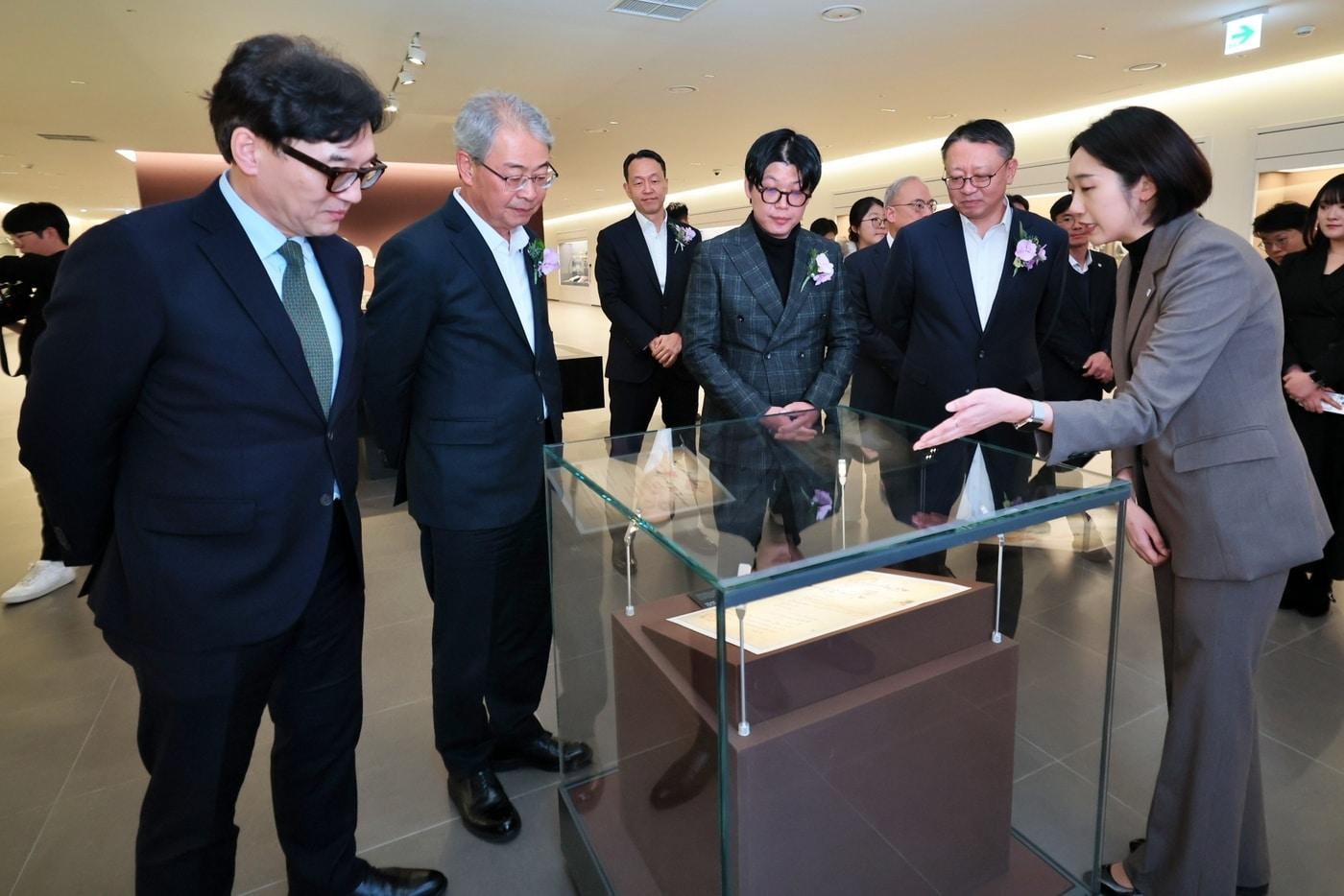 &#40;왼쪽에서 두번째부터&#41; 임종룡 우리금융그룹 회장, 이정섭 우리은행 상무, 고 박경리 작가의 외손자인 토지문화재단 김세희 이사장,  정진완 우리은행장이 &#39;우리1899&#39;에서 서울시 지정문화재인 ‘대한천일은행 창립청원서’에 대한 설명을 듣고 있다. &#40;우리금융그룹 제공&#41;