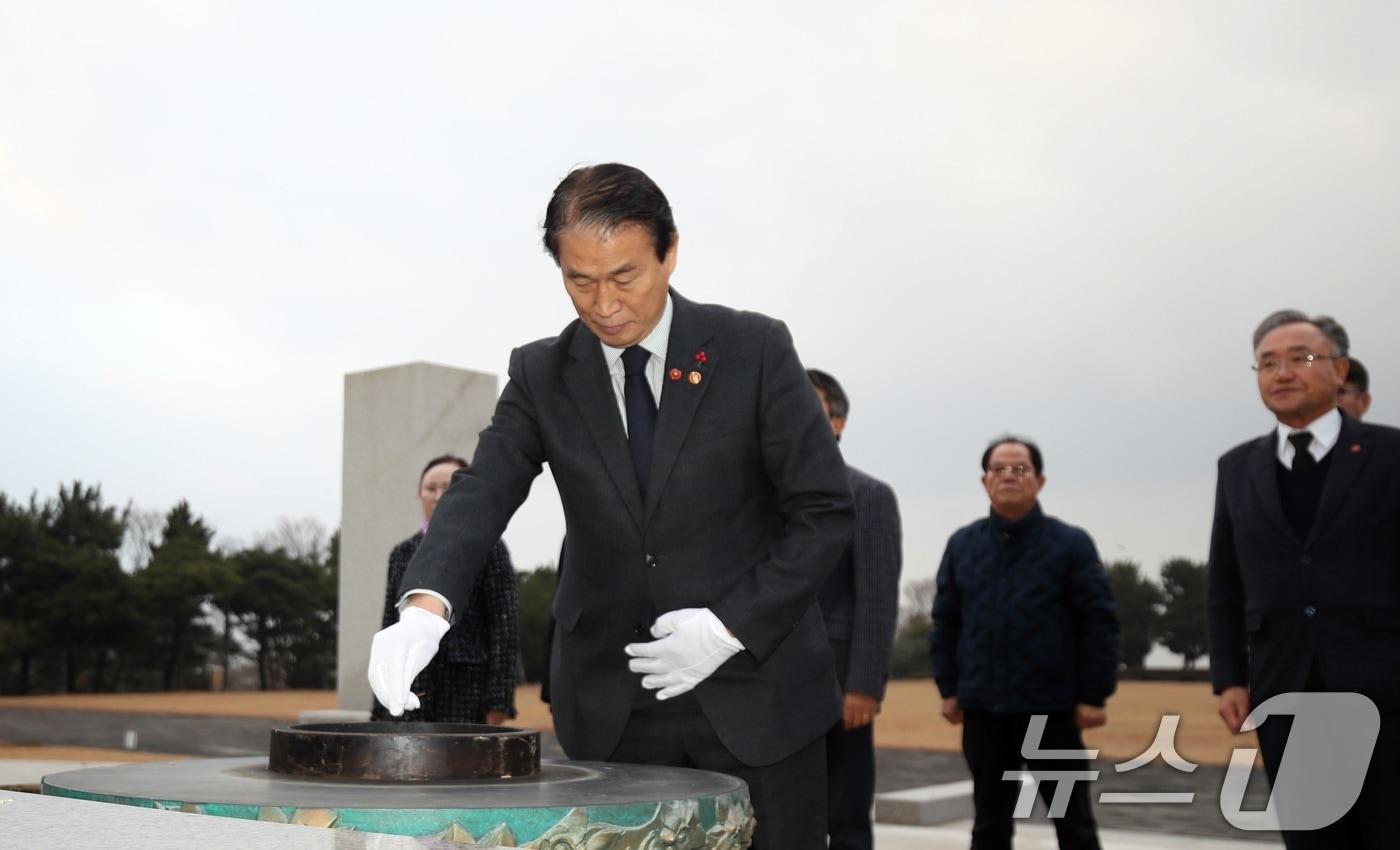 10일 오후 권오을 국가보훈부 장관이 제주4·3평화공원에서 참배를 하고 있다. 앞서 국가보훈처는 4·3학살을 주도한 박진경 대령을 국가유공자로 등록해 논란이 되자 공식 사과한 바 있다.2025.12.11/뉴스1 ⓒ News1 고동명 기자