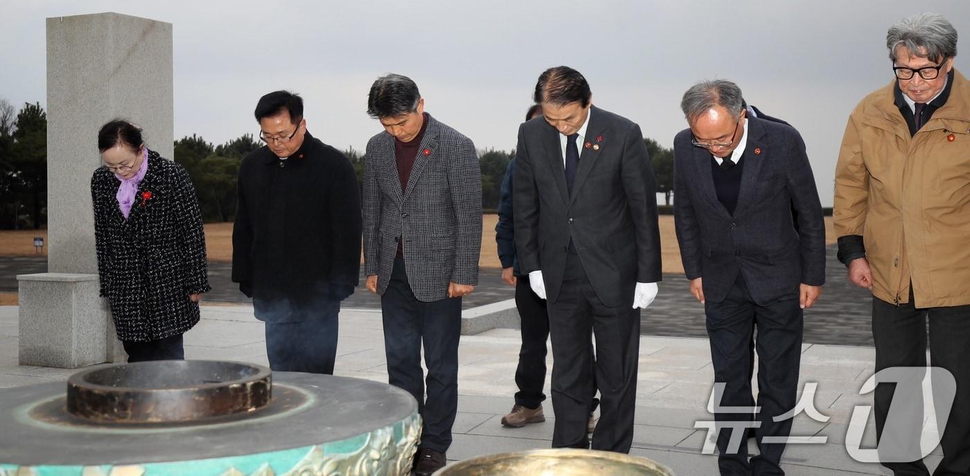 지난 10일 오후 권오을 국가보훈부 장관이 제주4·3평화공원에서 참배를 하고 있다. 앞서 국가보훈처는 4·3학살을 주도한 박진경 대령을 국가유공자로 등록해 논란이 되자 공식 사과한 바 있다.2025.12.11/뉴스1 ⓒ News1 고동명 기자
