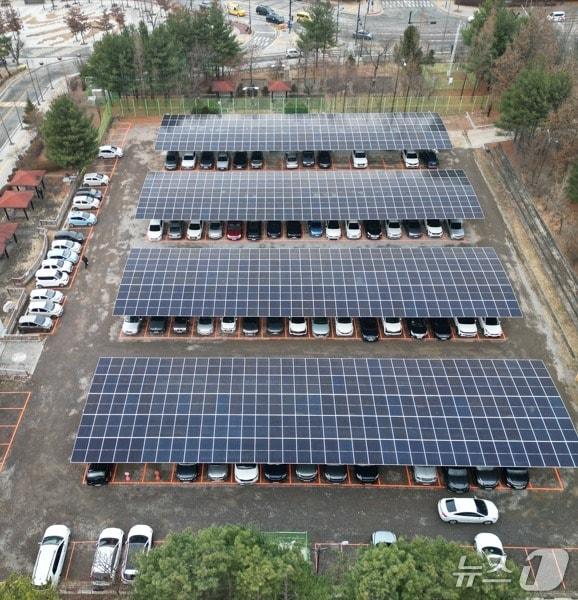 본문 이미지 - 경기도 북부청사에 설치된 태양광 발전설비 /뉴스1