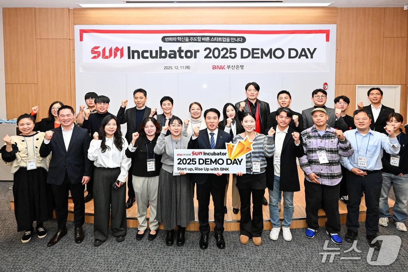 BNK부산은행은 11일&#40;목&#41;, 본점 3층 업무연수실에서 지역 스타트업 육성 플랫폼인 &#39;썸 인큐베이터&#40;SUM Incubator&#41;&#39; 10기 데모데이 및 수료식을 개최했다고 밝혔다. &#40;부산은행 제공. 재판매 및 DB 금지&#41;