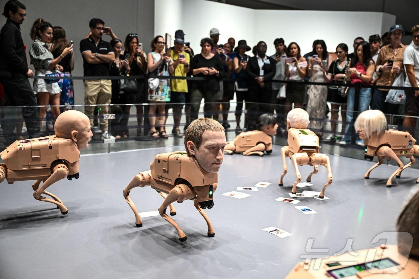 디지털 아티스트 &#39;비플&#39;이 미국 플로리다주 마이애미 비치 컨벤션센터에서 열린 &#39;아트 바젤 2025&#39; 박람회를 통해 선보인 유명인의 얼굴을 한 로봇개들. 2025.12.07 ⓒ AFP=뉴스1 ⓒ News1 이지예 객원기자