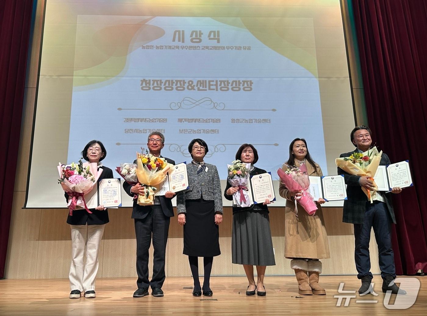 본문 이미지 - 강원농업기술원, &#39;사과 다축수형 매뉴얼&#39; 최우수상 수상.&#40;도농업기술원 제공, 재판매 및 DB금지&#41;