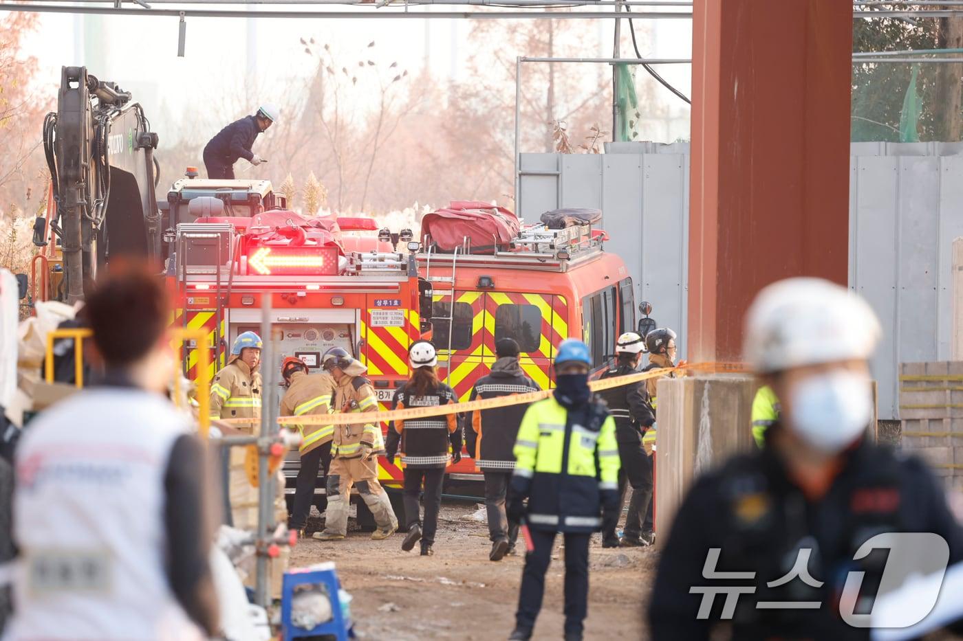 11일 오후 1시 58분쯤 광주 서구 치평동&#40;상무지구&#41;의 광주대표도서관 공사 현장에서 레미콘 타설 중 붕괴 사고가 발생해 4명이&#40;추정&#41; 매몰, 소방당국이 구조작업을 하고 있다. 2025.12.11/뉴스1 ⓒ News1 김태성 기자