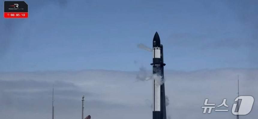 본문 이미지 - 11일&#40;한국시간&#41; 한반도 군집 관측용 위성 &#39;네온샛&#39;의 검증위성을 실은 미국 로켓랩 사의 일렉트론 로켓이 뉴질랜드 마히아 발사장에서 발사를 앞두고 있다.&#40;우주항공청 유튜브 생중계 갈무리&#41;/뉴스1