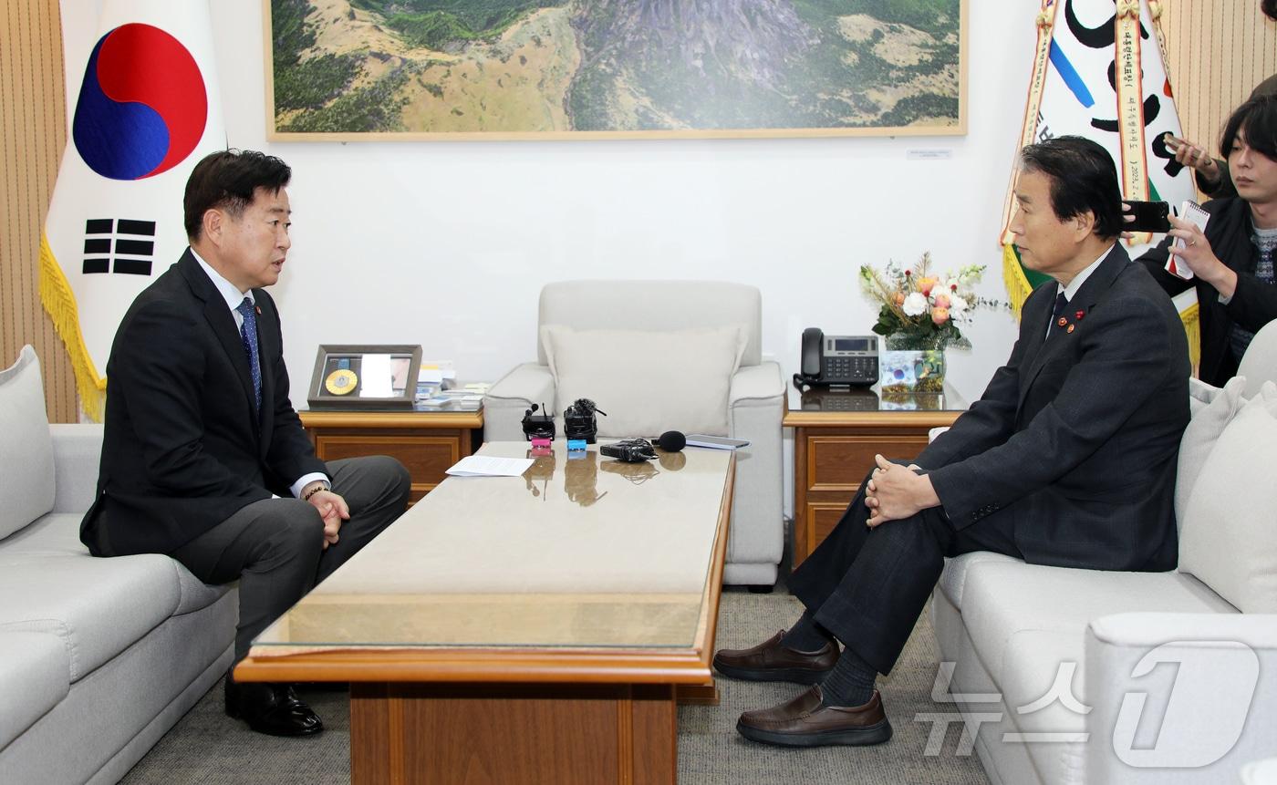 권오을 국가보훈부 장관과 오영훈 제주특별자치도지사가 11일 오후 제주도청에서 고&#40;故&#41; 박진경 대령 국가유공자 지정과 관련해 면담하고 있다. 전날 국가보훈부는 입장문을 내고 &#34;4·3과 관련한 논란이 있는 사안에 대해 신중한 검토가 이뤄지지 못한 점에 대해 4·3 희생자와 유가족, 제주도민께 사과드린다＂고 밝힌 바 있다. 2025.12.11/뉴스1 ⓒ News1 오미란 기자