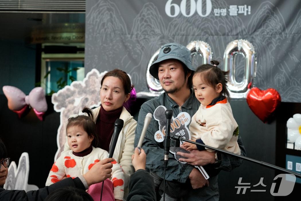 본문 이미지 - 인터뷰하는 600만 번째 관람객