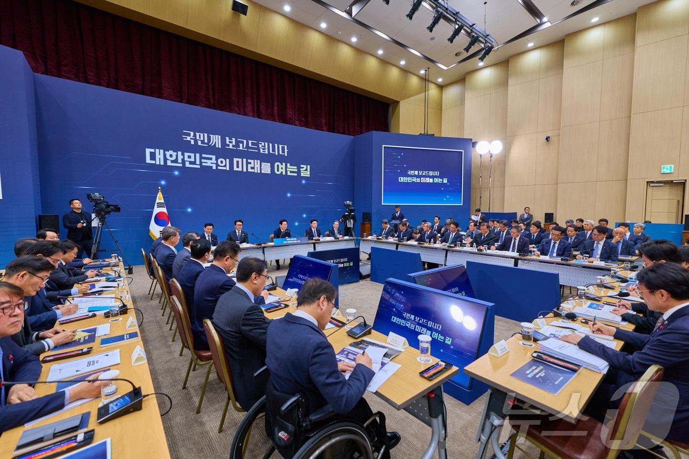 이재명 대통령이 11일 세종시 정부세종컨벤션센터에서 열린 &#39;희망찬 농업·농촌, 모두가 행복하게 일하는 나라&#39; 농림축산식품부&#40;농촌진흥청·산림청&#41;-고용노동부 업무보고에서 발언하고 있다. &#40;대통령실 제공. 재판매 및 DB 금지&#41; 2025.12.11/뉴스1 ⓒ News1 이재명 기자