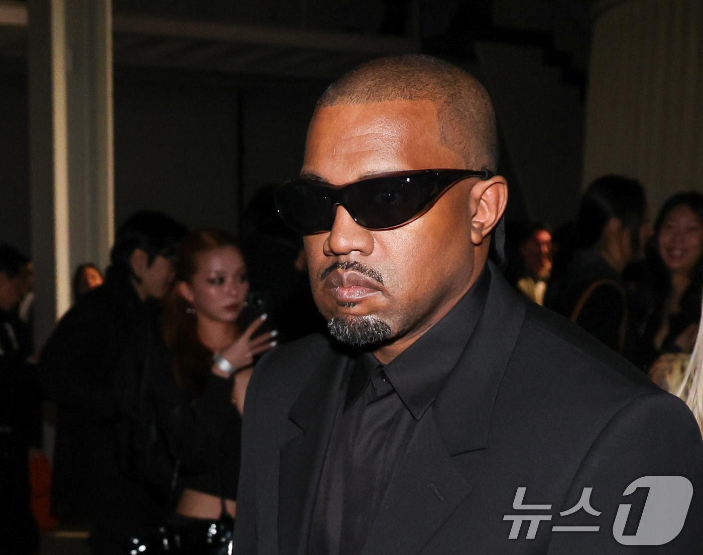 본문 이미지 - 세계적 아티스트 칸예 웨스트&#40;Kanye West&#41;가 11일 서울 성동구 레이어41 스튜디오에서 열린 아내 비앙카 센소리&#40;Bianca Censori&#41;의 새로운 퍼포먼스 아트 시리즈 01: BIO POP 전시회에 참석해 퍼포먼스 관람을 마친 후 이동하고 있다. 2025.12.11/뉴스1 ⓒ News1 안은나 기자