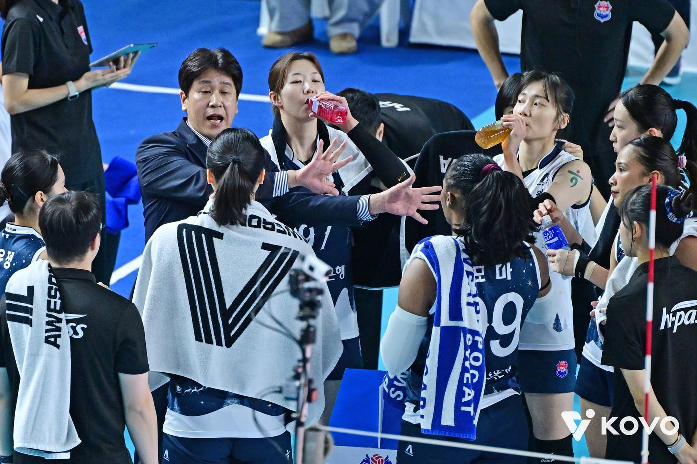 여자 프로배구 최다승 타이 기록을 달성한 김종민 한국도로공사 감독. &#40;KOVO 제공&#41;