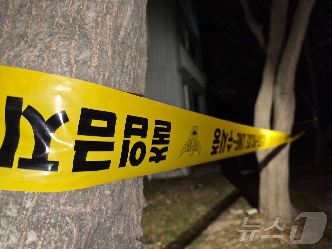 본문 이미지 - 11일 오후 경기 용인시 기흥구 한 아파트 화단에 폴리스라인이 쳐져 있다. 이곳에선 이날 오후 5시 55분께 투신한 것으로 추정되는 40대 남성 시신이 발견됐다. 이 남성 차량에선 9살 아이 머리에 비닐이 씌어진 상태로 숨져 있었던 것으로 알려졌다. 경찰은 현장 감식과 부검을 통해 자세한 사건 경위를 조사 중이다. 2025.12.11/뉴스1 ⓒ News1 김기현 기자