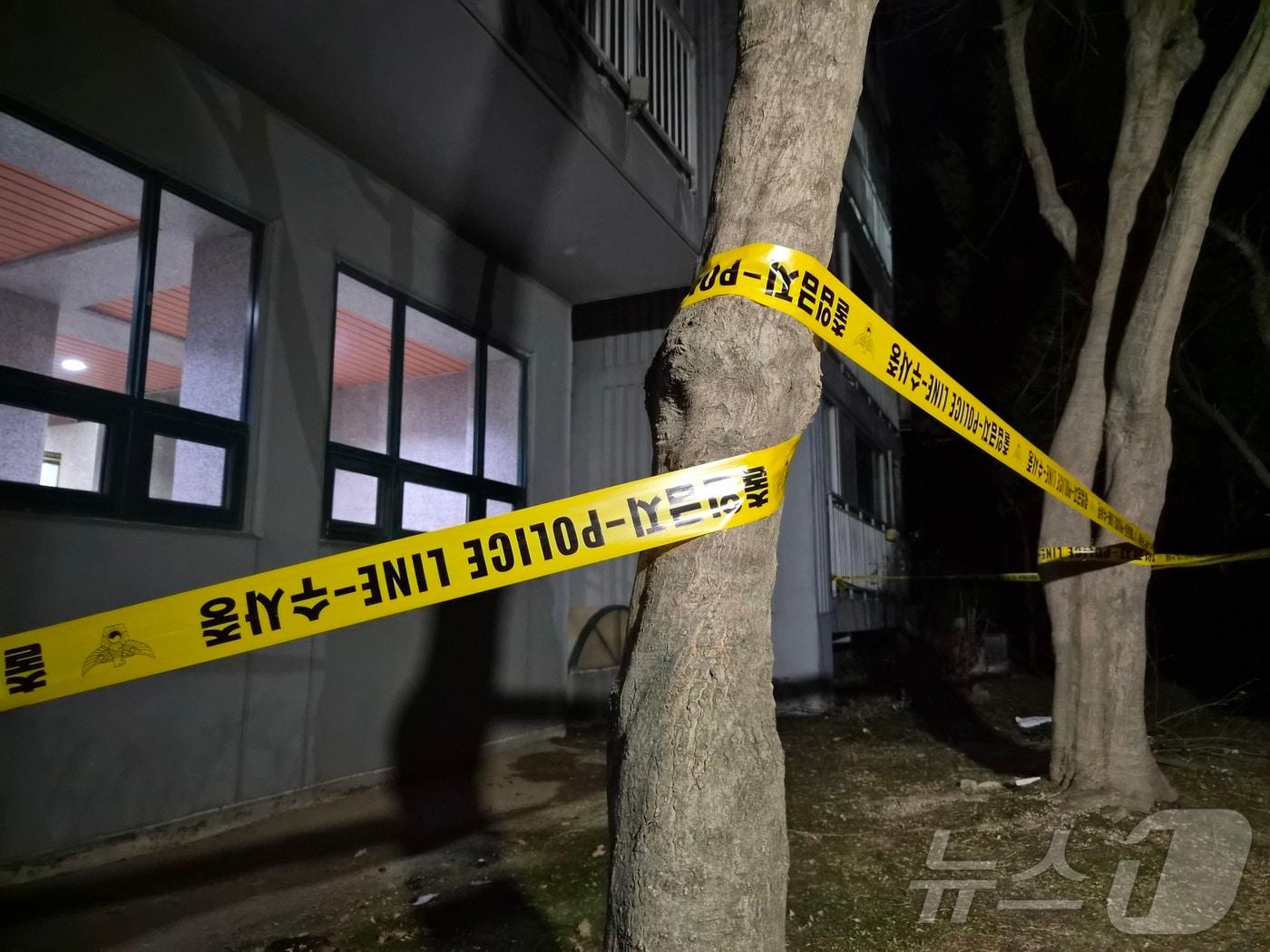 본문 이미지 - 11일 오후 경기 용인시 기흥구 한 아파트 화단에 폴리스라인이 쳐져 있다. 이곳에선 이날 오후 5시 55분께 투신한 것으로 추정되는 40대 남성 시신이 발견됐다. 이 남성 차량에선 마찬가지로 9살 아들이 숨져 있었다. 경찰은 현장 감식과 부검을 통해 자세한 사건 경위를 조사 중이다. 2025.12.11/뉴스1 ⓒ News1 김기현 기자