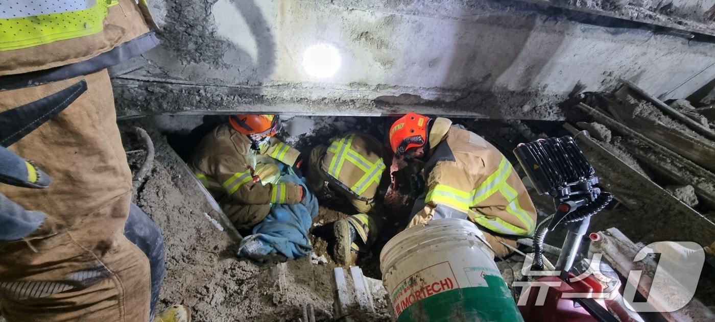 11일 밤 광주 서구 치평동의 광주대표도서관 공사 현장 붕괴 사고 현장에서 출동한 구조대원들이 매몰자 수색·구조 작업을 벌이고 있다. &#40;소방청 제공. 재판매 및 DB금지&#41; 2025.12.11/뉴스1