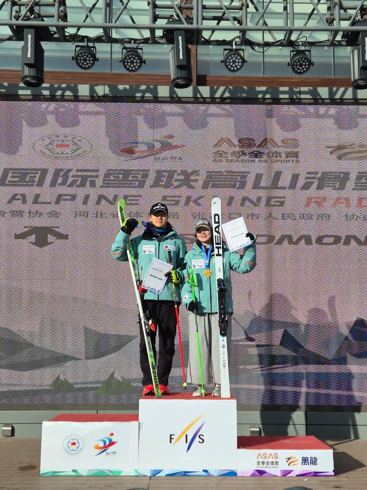 본문 이미지 - 신정우&#40;왼쪽&#41;와 김소희. &#40;대한스키·스노보드협회 제공&#41;