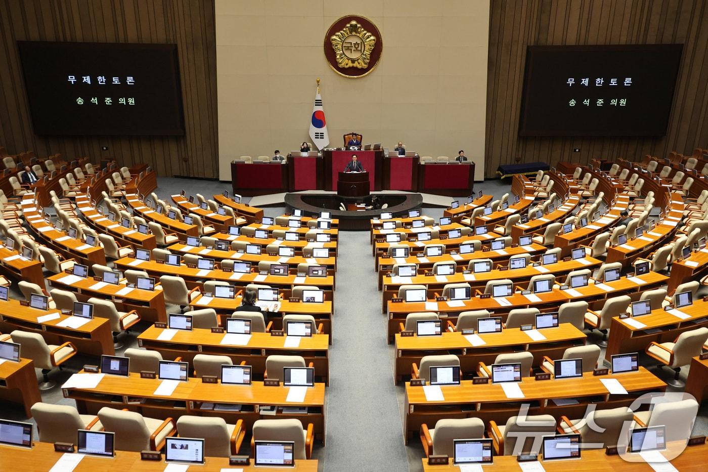 송석준 국민의힘 의원이 12일 서울 여의도 국회에서 열린 제430회국회(임시회) 제1차 본회의에서 형사소송법 일부개정법률안(대안)에 대한 무제한 토론(필리버스터)을 하고 있다. 2025.12.12/뉴스1 ⓒ News1 신웅수 기자