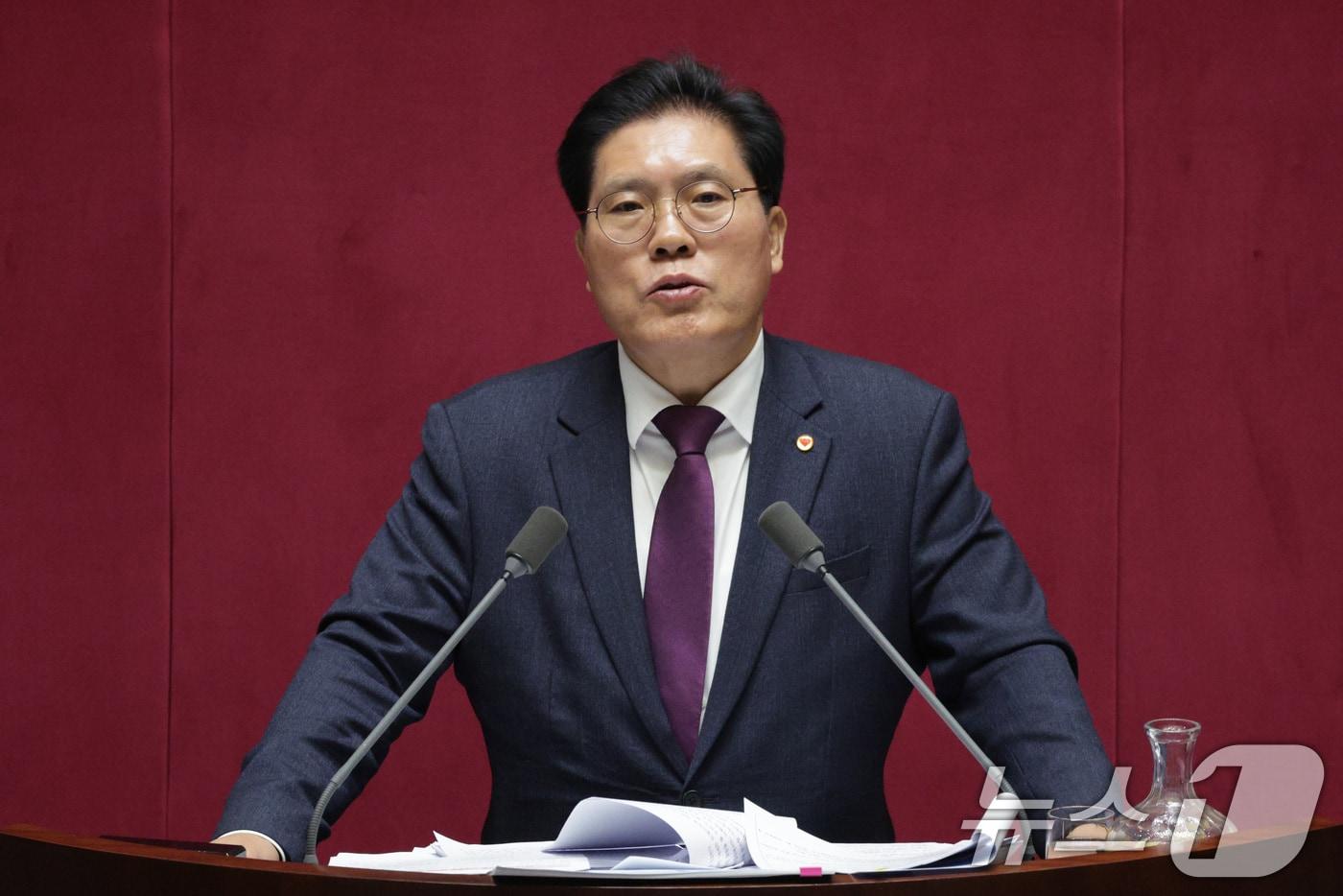 송석준 국민의힘 의원이 12일 서울 여의도 국회에서 열린 제430회국회&#40;임시회&#41; 제1차 본회의에서 형사소송법 일부개정법률안&#40;대안&#41;에 대한 무제한 토론&#40;필리버스터&#41;을 하고 있다. 2025.12.12/뉴스1 ⓒ News1 신웅수 기자