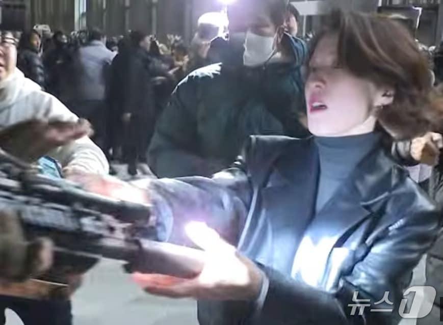 본문 이미지 - 2024년 12월 4일 새벽 국회 본청앞에서 계엄군의 총기를 붙잡으며 진입을 막아선 안귀령 더불어민주당 부대변인&#40;현 대통령실 부대변인&#41;. &#40;TV조선 갈무리&#41; ⓒ 뉴스1