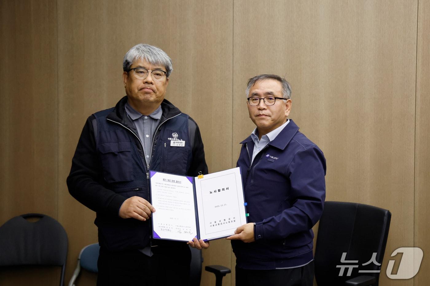 한영희&#40;오른쪽&#41; 서울교통공사 사장 직무대행이 12일 오전 서울 성동구 서울교통공사에서 김태균 민주노총 공공운수노조 서울교통공사노조위원장과 임금·단체협약을 체결한 뒤 기념촬영 하고 있다.&#40;서울교통공사 제공&#41;