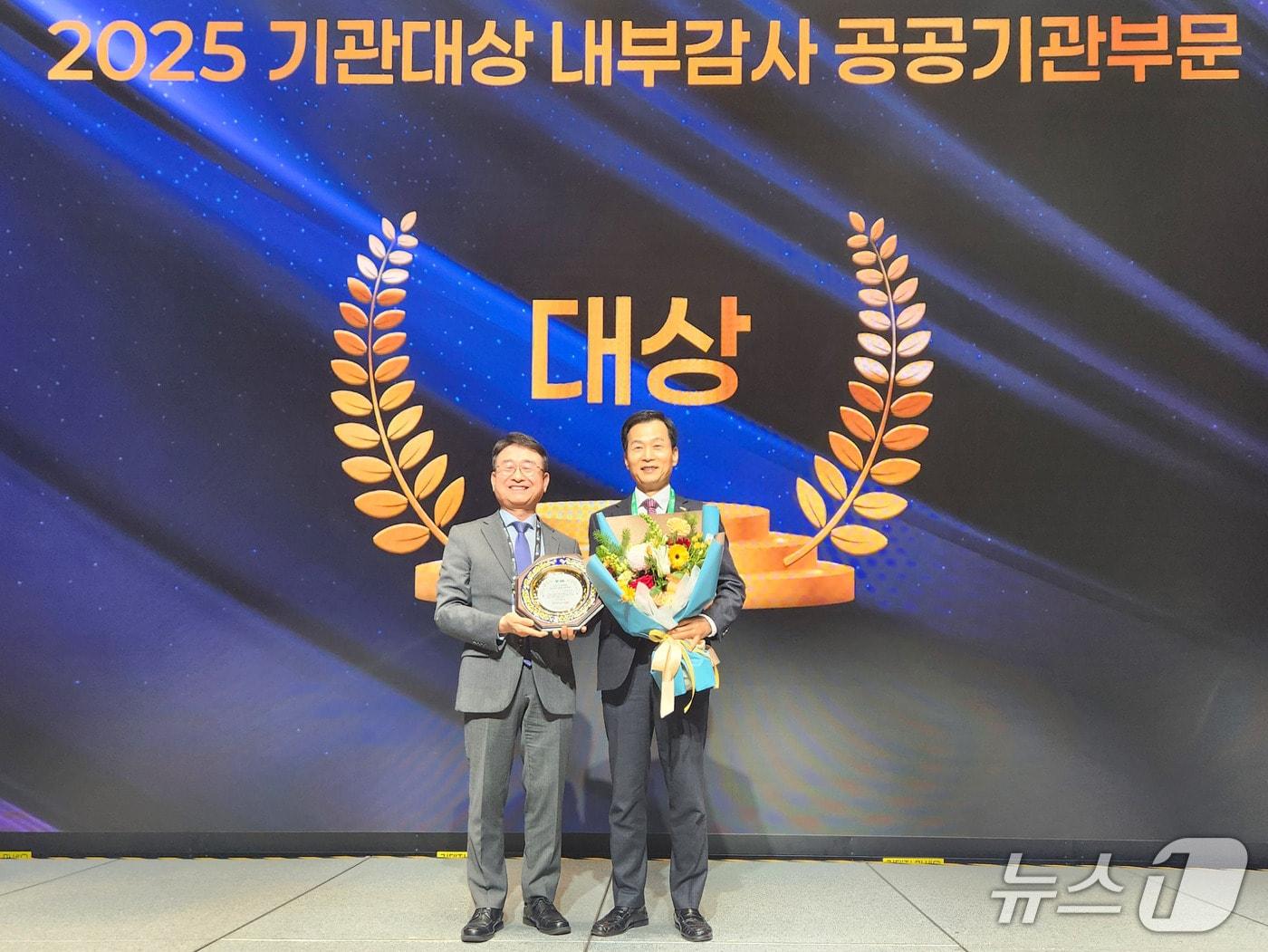 본문 이미지 - 시상식 사진 &#40;기보 제공&#41;