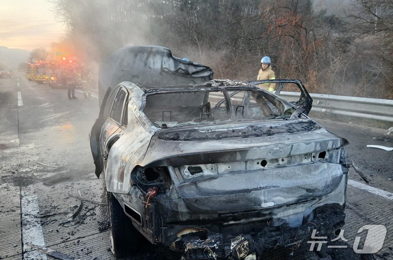 본문 이미지 - 12일 오전 7시쯤 경북 의성군 안평면 도옥리 중앙고속도로 부산 방향 166㎞ 지점에서 달리던 승용차가 덤프트럭을 들이받아 불이나 형체를 알아볼 수 없을 정도로 새까맣게 탔다.&#40;경북소방본부 제공. 재판매 및 DB 금지&#41;2025.12.12/뉴스1