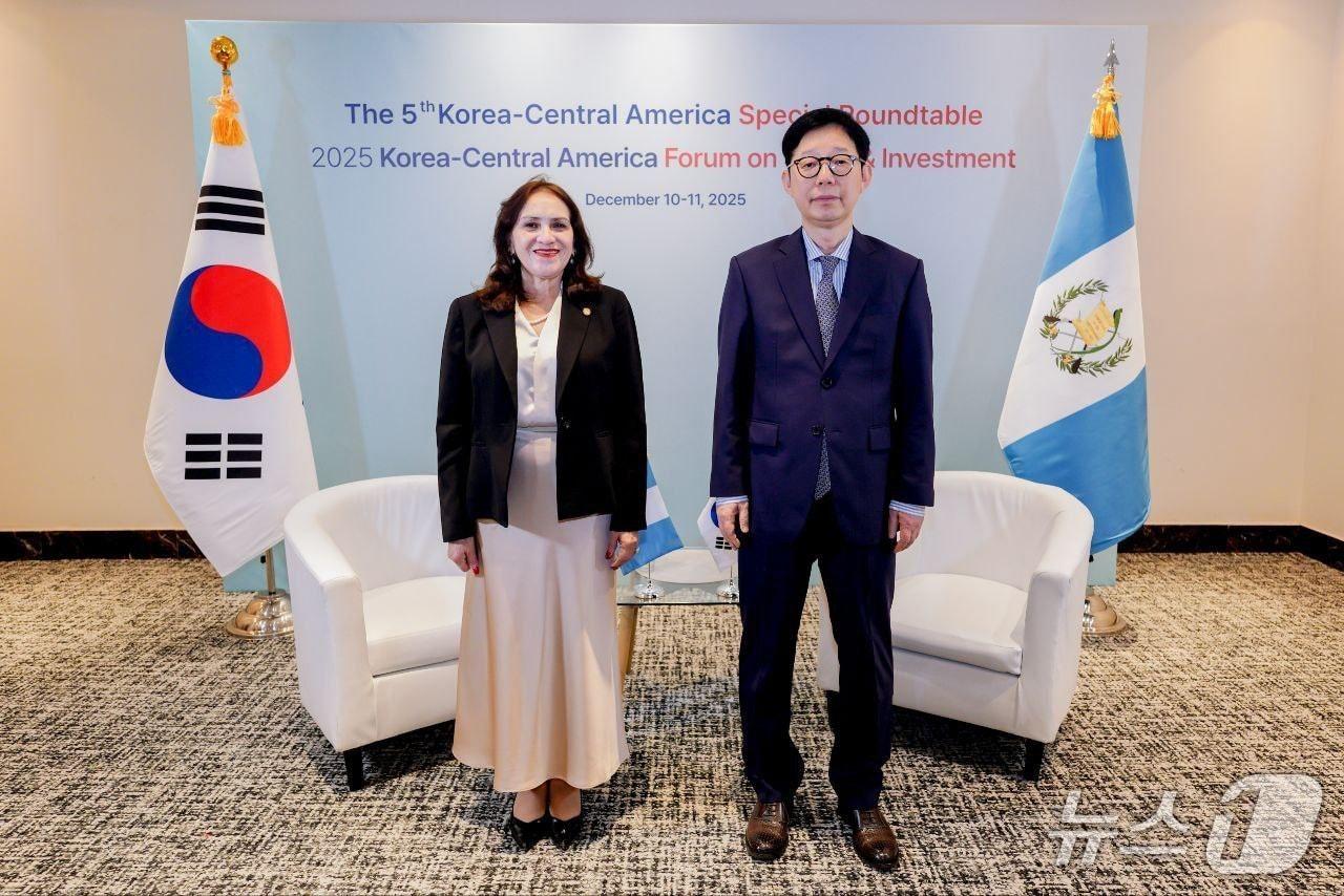 본문 이미지 - 박윤주 외교부 1차관은 10일&#40;현지시간&#41; 파나마에서  과테말라 외교차관과 양자 회담을 개최했다. 2025.12.12. &#40;외교부 제공&#41;