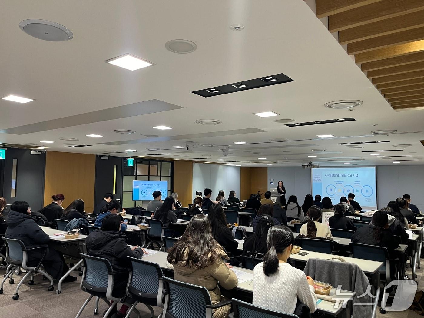 본문 이미지 - 서울시복지재단은 지난 10일 롯데인재개발원 서울캠퍼스에서 &#39;2025 롯데백화점X기아대책 가족돌봄청소년·청년 지원사업 2차 선정자 오리엔테이션&#39;을 개최했다.&#40;서울시 제공&#41;