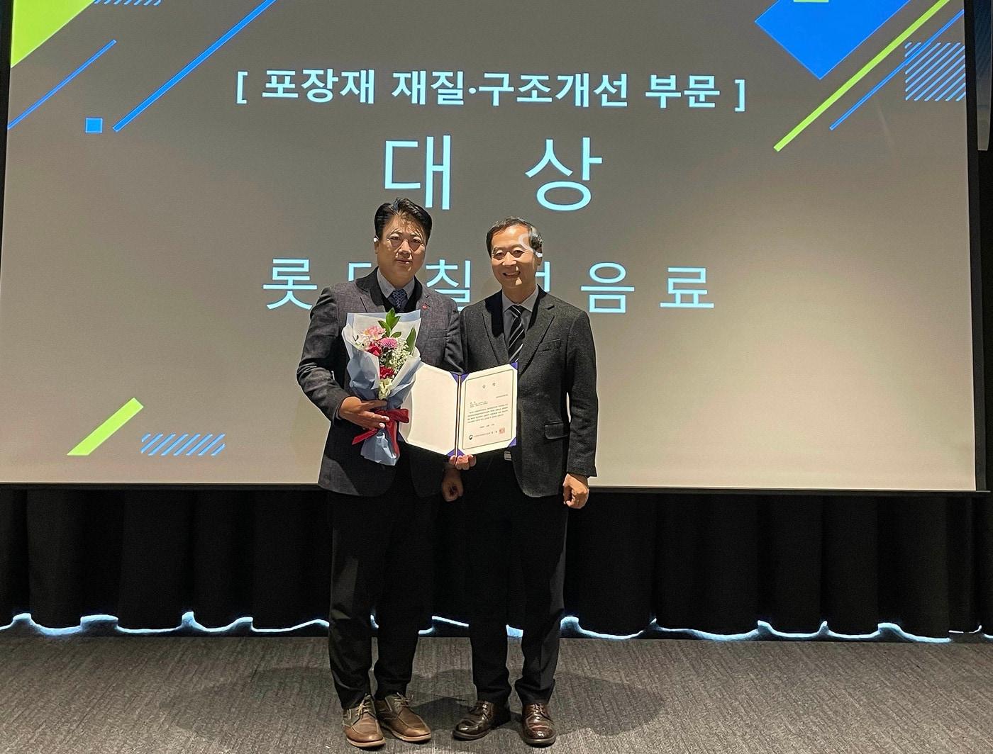 본문 이미지 - 선용석 롯데칠성음료 EHS팀장&#40;왼쪽&#41;과 김동진 한국포장재재활용사업공제조합 이사장. &#40;롯데칠성음료 제공&#41;