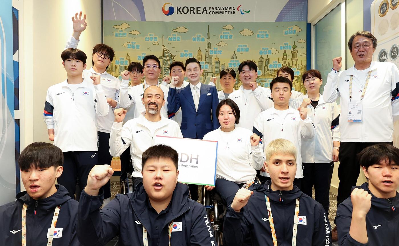 아랍에미리트 두바이 현지 대한민국 상황실에서 진행된 격려금 전달식 단체기념촬영을 하고 있다.&#40;대한장애인체육회 제공&#41;