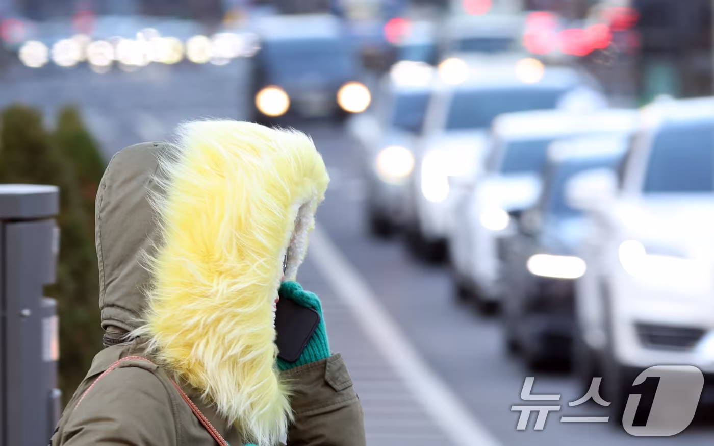 서울 광화문 네거리에서 시민들이 잔뜩 움츠린 채 이동하고 있다.  2025.12.12/뉴스1 ⓒ News1 김명섭 기자