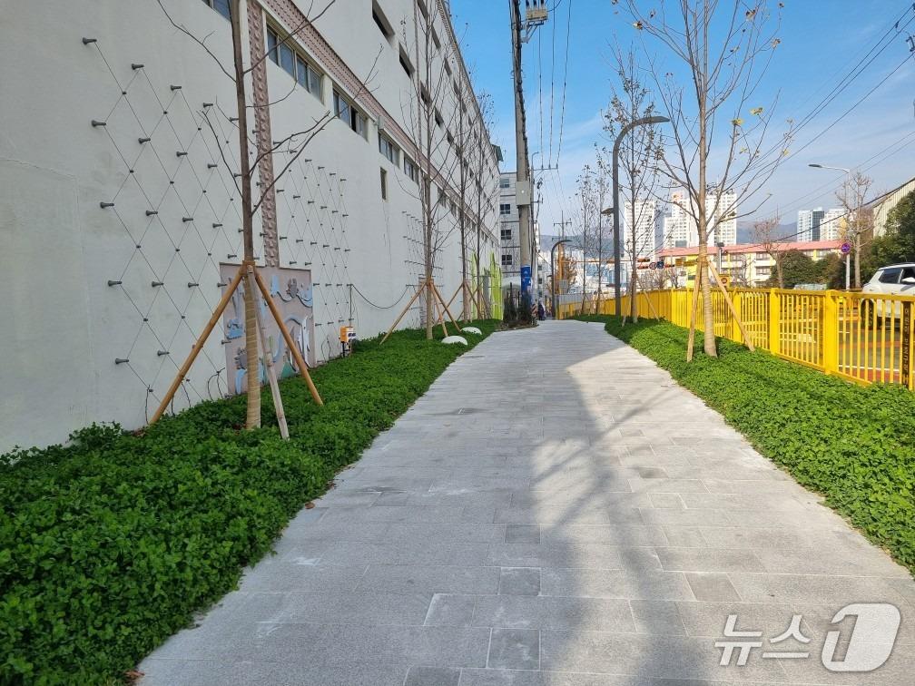 본문 이미지 - 효림초교 안전한 통학로 선형공원.&#40;부산시 제공. 재판매 및 DB금지&#41;