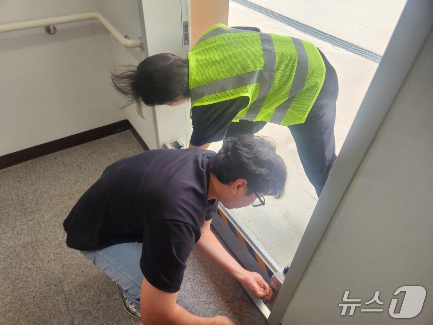 본문 이미지 - 복대국민체육센터에서 진행한 차수막 설치 훈련 모습.&#40;청주도시공사 제공. 재판매 및 DB금지&#41;/뉴스1