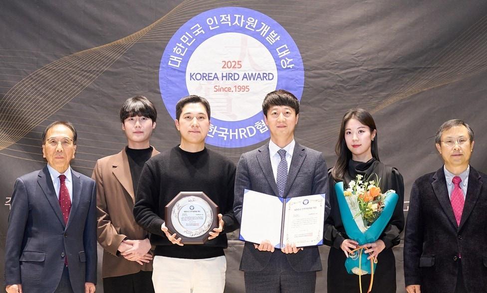 본문 이미지 - 서울 송파구 한국광고문화회관에서 진행된 &#39;2025 대한민국 인적자원개발 종합대상&#39; 시상식에서 이대희 현대백화점그룹 인재개발원장 상무&#40;사진 왼쪽에서 네번째&#41;와 엄준하 한국HRD협회 회장&#40;맨 오른쪽&#41;이 기념 촬영을 하고 있다. &#40;현대백화점그룹 제공&#41;