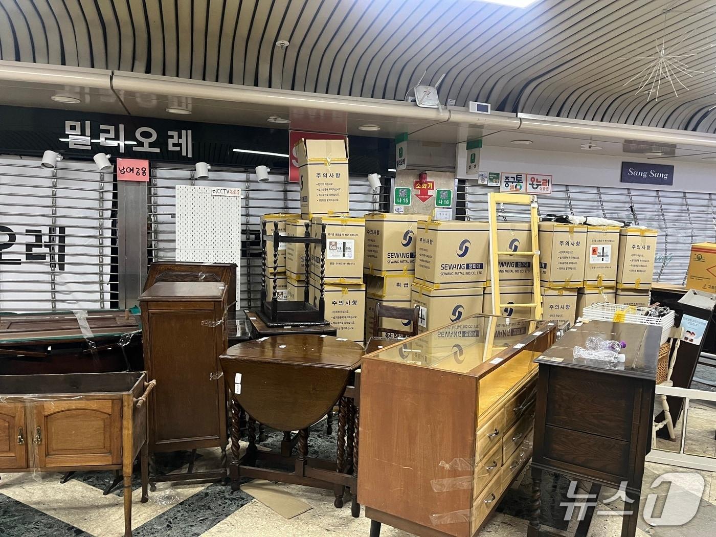 본문 이미지 - 법원이 12일 새벽 대전중앙로지하도상가 무단 점유 점포에 대해 2차 강제집행에 나섰다. 독자 제공