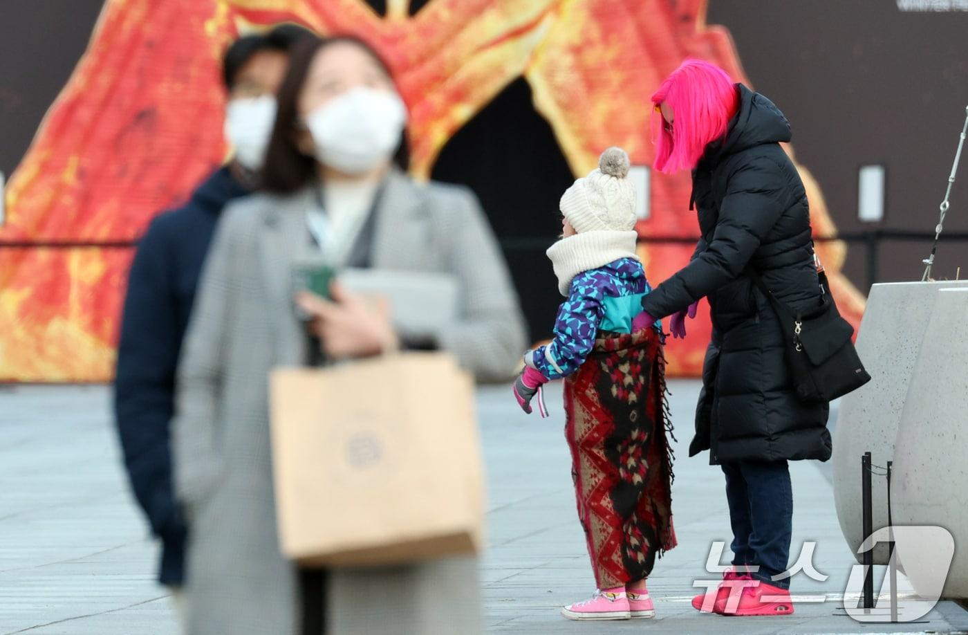 12일 오전 전국 대부분 지역에서 기온이 큰 폭으로 낮아진 가운데 서울 광화문 네거리에서 외국인 관광객들이 잔뜩 움츠린 채 이동하고 있다. 기상청은 이날 북쪽에서 찬 공기가 유입되면서 일부 수도권과 충남, 전라권 아침 기온이 전날보다 10도 이상 떨어진다고 예보했다. 2025.12.12/뉴스1 ⓒ News1 김명섭 기자