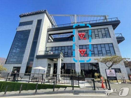 본문 이미지 - 춘천시, 소방관 진입창 표시 스티커 부착 지원.&#40;춘천시 제공, 재판매 및 DB금지&#41;