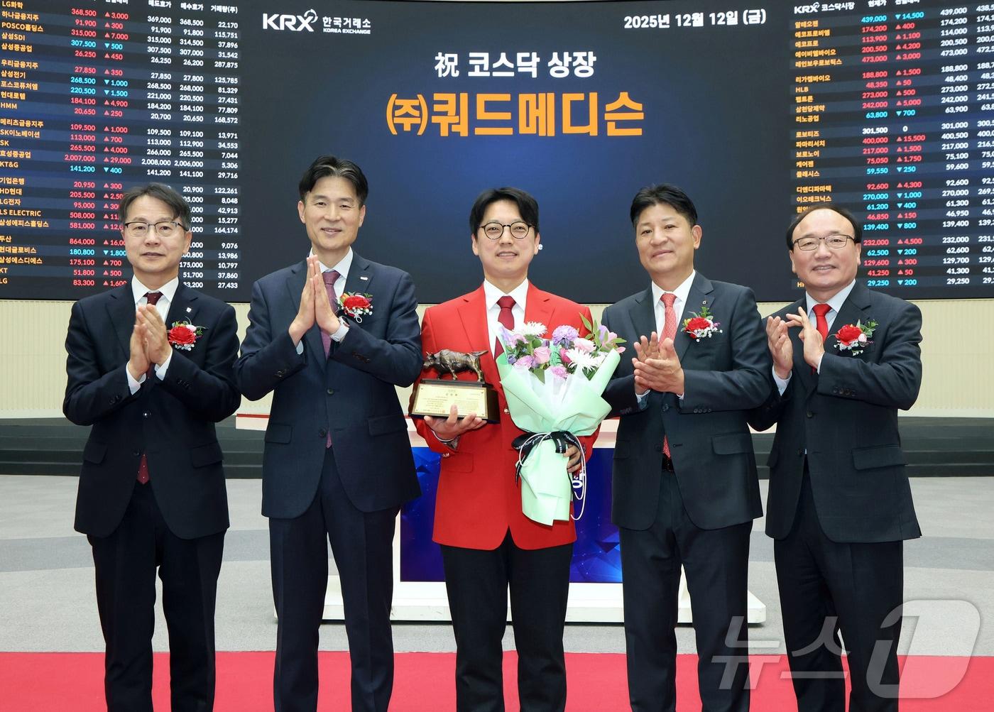 본문 이미지 - 한국거래소 코스닥시장본부는 12일 오전 서울사옥 홍보관에서 쿼드메디슨의 코스닥시장 상장기념식을 개최했다. 사진은 상장 기념식 후 기념 사진 촬영하는 김대영 한국IR협의회 부회장, 민경욱 한국거래소 코스닥시장본부장, 백승기 쿼드메디슨 대표이사, 김형진 NH투자증권 총괄대표, 강왕락 코스닥협회 부회장의 모습. &#40;한국거래소 제공. 재판매 및 DB 금지&#41;