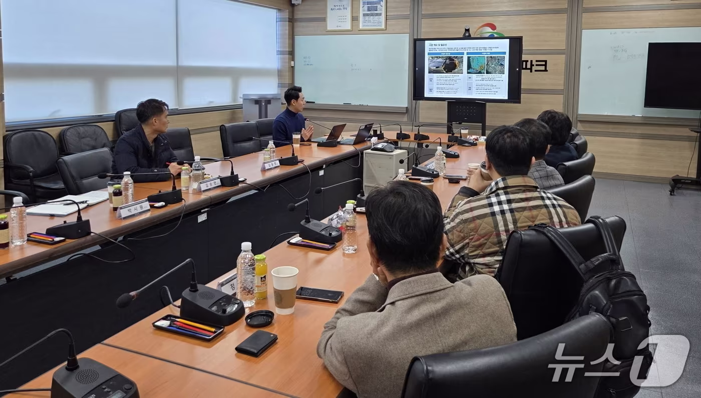 진주시가 11일 경남테크노파크 대회의실에서 위성 데이터 행정 활용 플랫폼개발 지원 사업 착수보고회를 개최하고 있다&#40;진주시 제공. 재판매 및 DB금지&#41;
