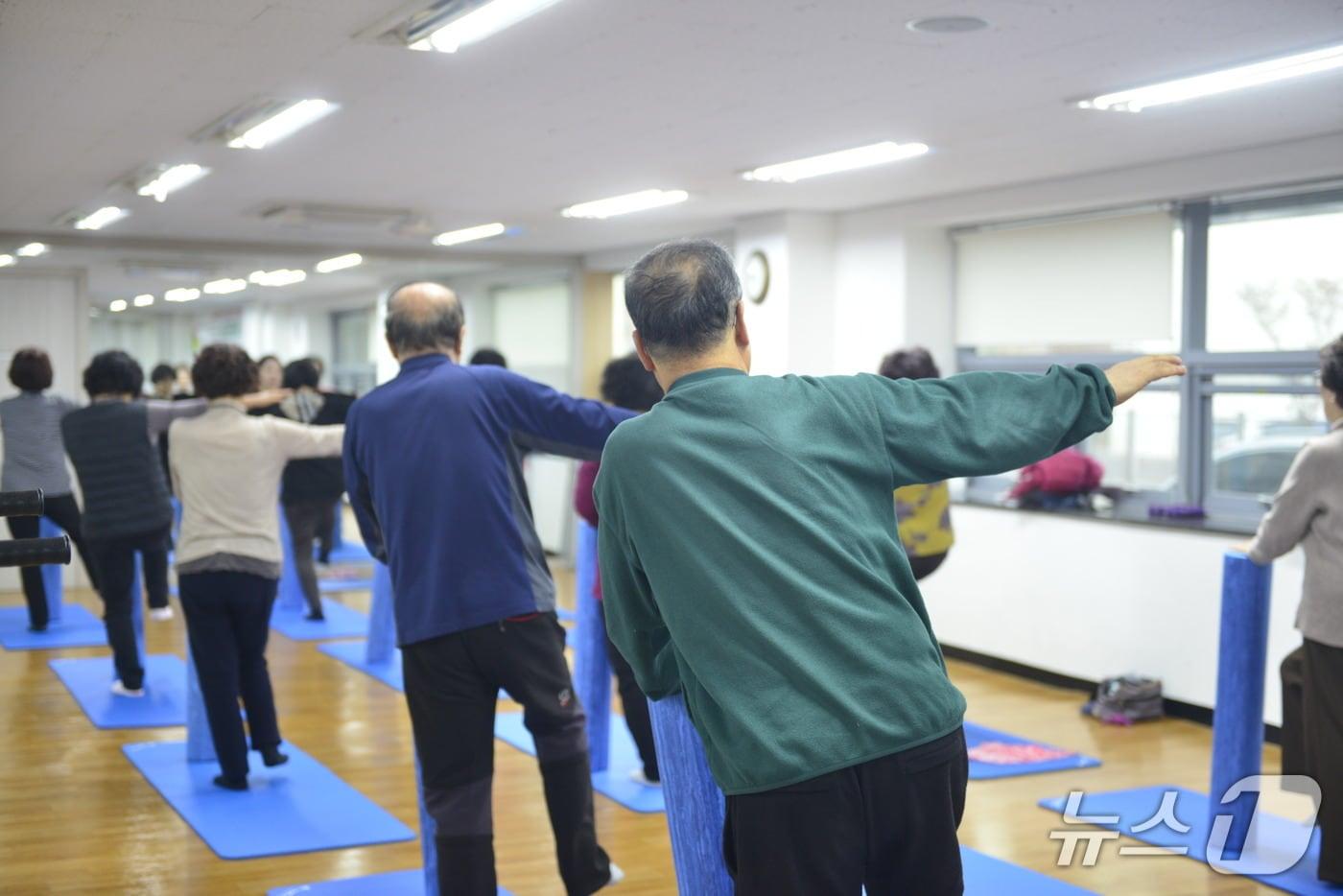 지난 10일 대구 수성구 중동 수성구보건소에 마련된 요가 교실에서 주민 10여 명이 강사의 지도에 맞춰 운동하고 있다. 2025.12.10/뉴스1 ⓒ News1 이성덕 기자
