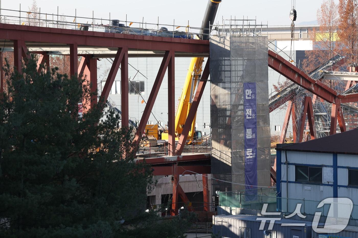 본문 이미지 - 12일 오전 광주 서구 치평동(상무지구)의 광주대표도서관 공사 현장에서 레미콘 타설 중 붕괴 사고로 매몰된 작업자 2명에 대해 이틀째 수색작업을 진행하고 있다. 2025.12.12/뉴스1 ⓒ News1 박지현 기자