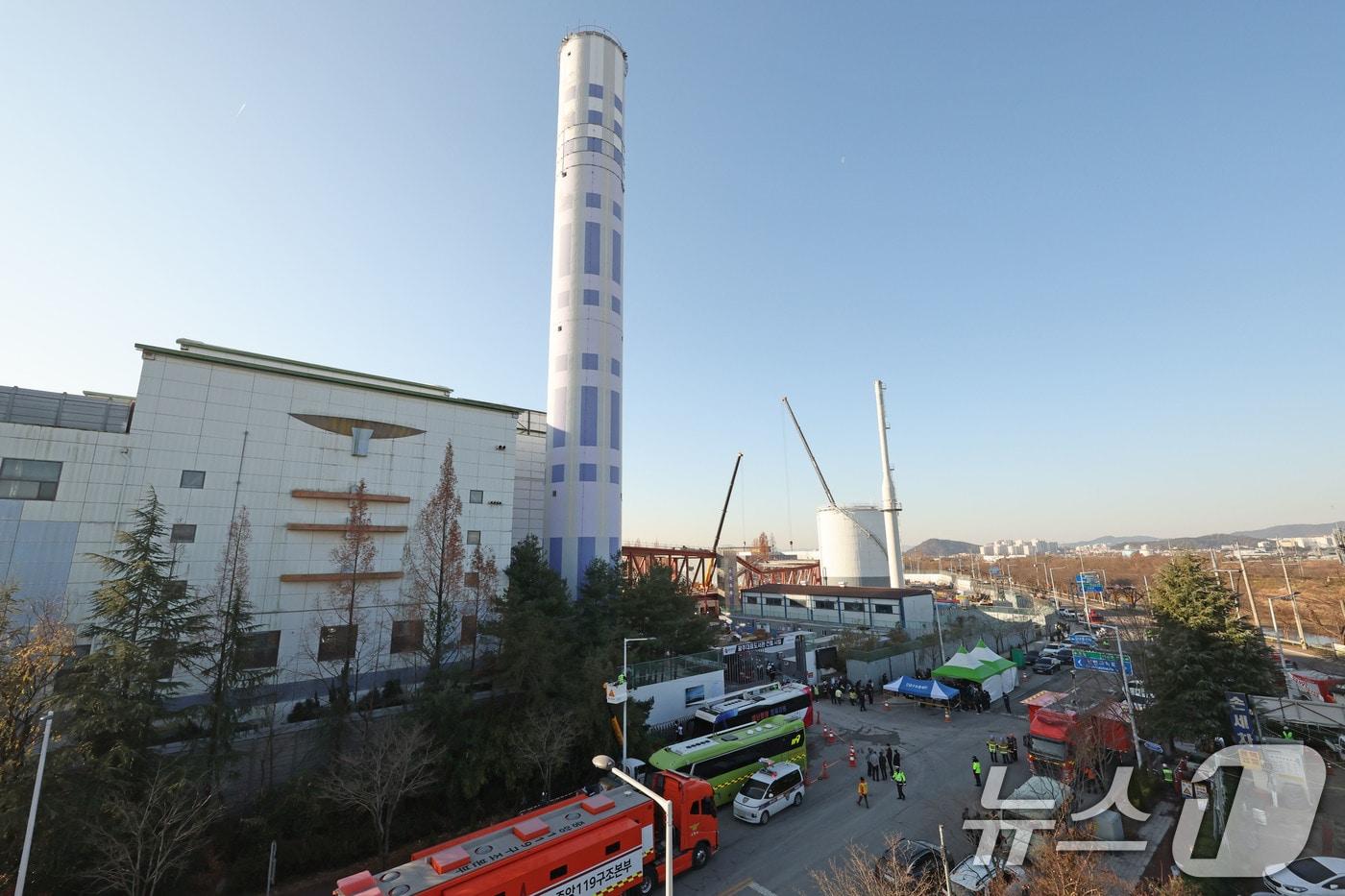 12일 오전 광주 서구 치평동&#40;상무지구&#41;의 광주대표도서관 공사 현장에서 레미콘 타설 중 붕괴 사고로 매몰된 작업자 2명에 대해 이틀째 수색작업을 진행하고 있다. 2025.12.12/뉴스1 ⓒ News1 박지현 기자