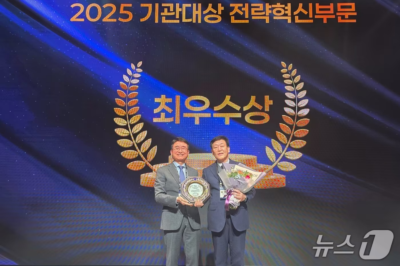 한국서부발전은 서울 서초구 플렌티컨벤션에서 열린 '2025 한국감사인대회'에서 전력혁신분야 최우수상과, 감사품질혁신상을 수상했다고 12일 밝혔다.  송재섭 서부발전 상임감사위원(오른쪽)이 이욱희 한국감사협회장과 기념촬영을 하고 있다. (서부발전 제공) /2025.12.12/