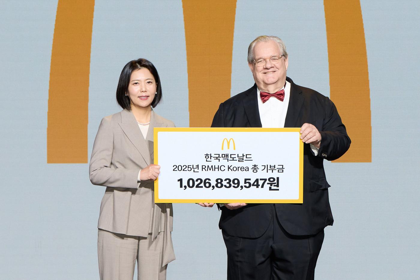 한국맥도날드가 올 한해 RMHC Korea&#40;Ronald McDonald House Charities&reg; Korea&#41;에 기부한 금액이 10억원에 달하는 것으로 집계됐다. &#40;한국맥도날드 제공&#41;