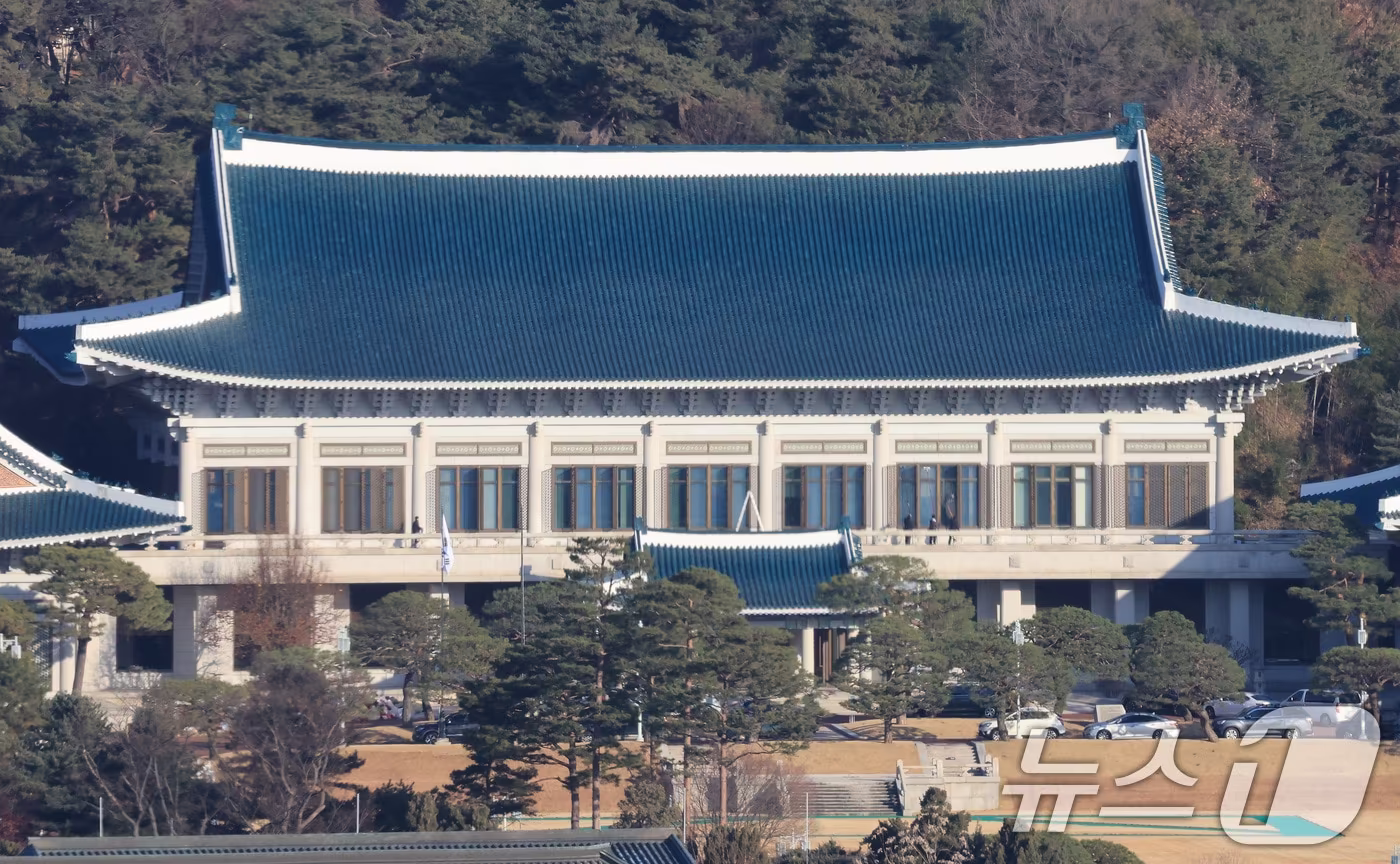 대통령실이 용산 대통령 집무실을 청와대로 옮기는 작업을 본격적으로 시작한 가운데 12일 청와대 본관에서 작업자들이 유리창 청소를 하고 있다. 2025.12.12/뉴스1 ⓒ News1 임세영 기자