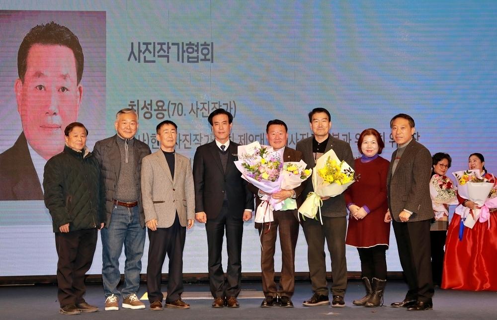 본문 이미지 - 11일 전주 그랜드힐스턴호텔에서 열린 ‘제29회 전북예총하림예술상’ 시상식에서 수상자들과 관계자들이 기념촬영을 하고 있다.&#40;하림 제공&#41;