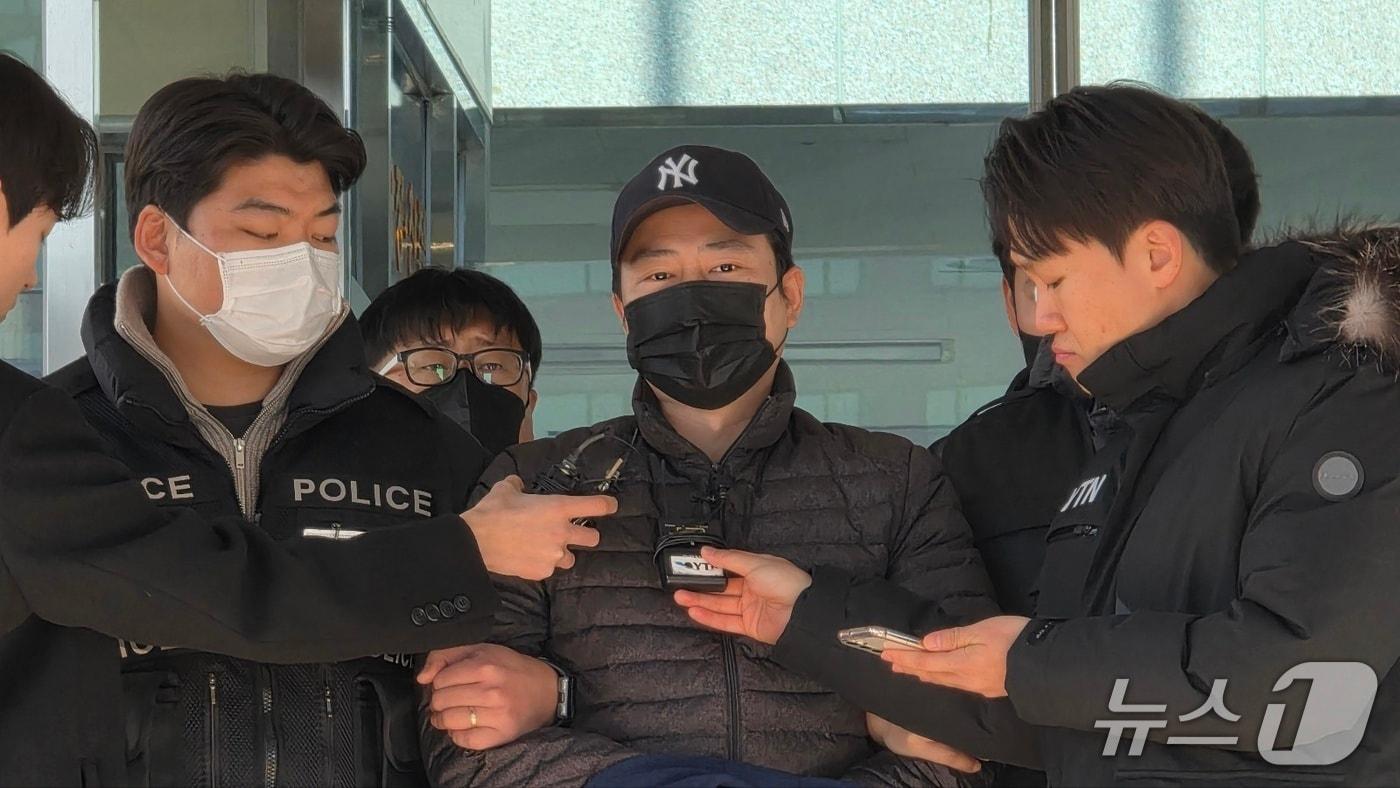 검찰에 송치된 &#39;천안 층간소음 살해&#39; 피의자 양민준이 경찰서를 나서며 기자들의 질문에 대답하고 있다.  2025.12.12 / 뉴스1 ⓒ News1 이시우 기자 