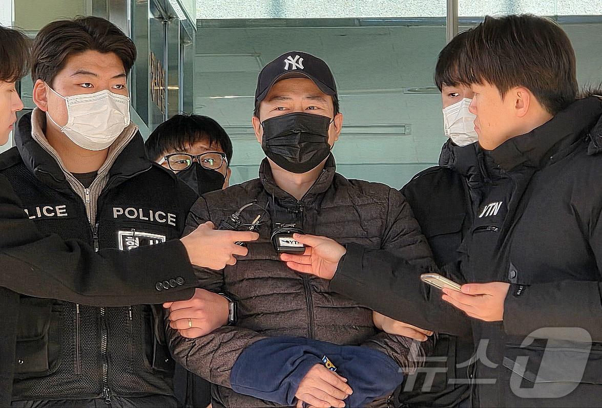 본문 이미지 - 검찰에 송치된 &#39;천안 층간소음 살해&#39; 피의자 양민준이 12일 천안 동남경찰서를 나서며 취재진 질문에 답하고 있다. 2025.12.12/뉴스1 ⓒ News1 최형욱 기자