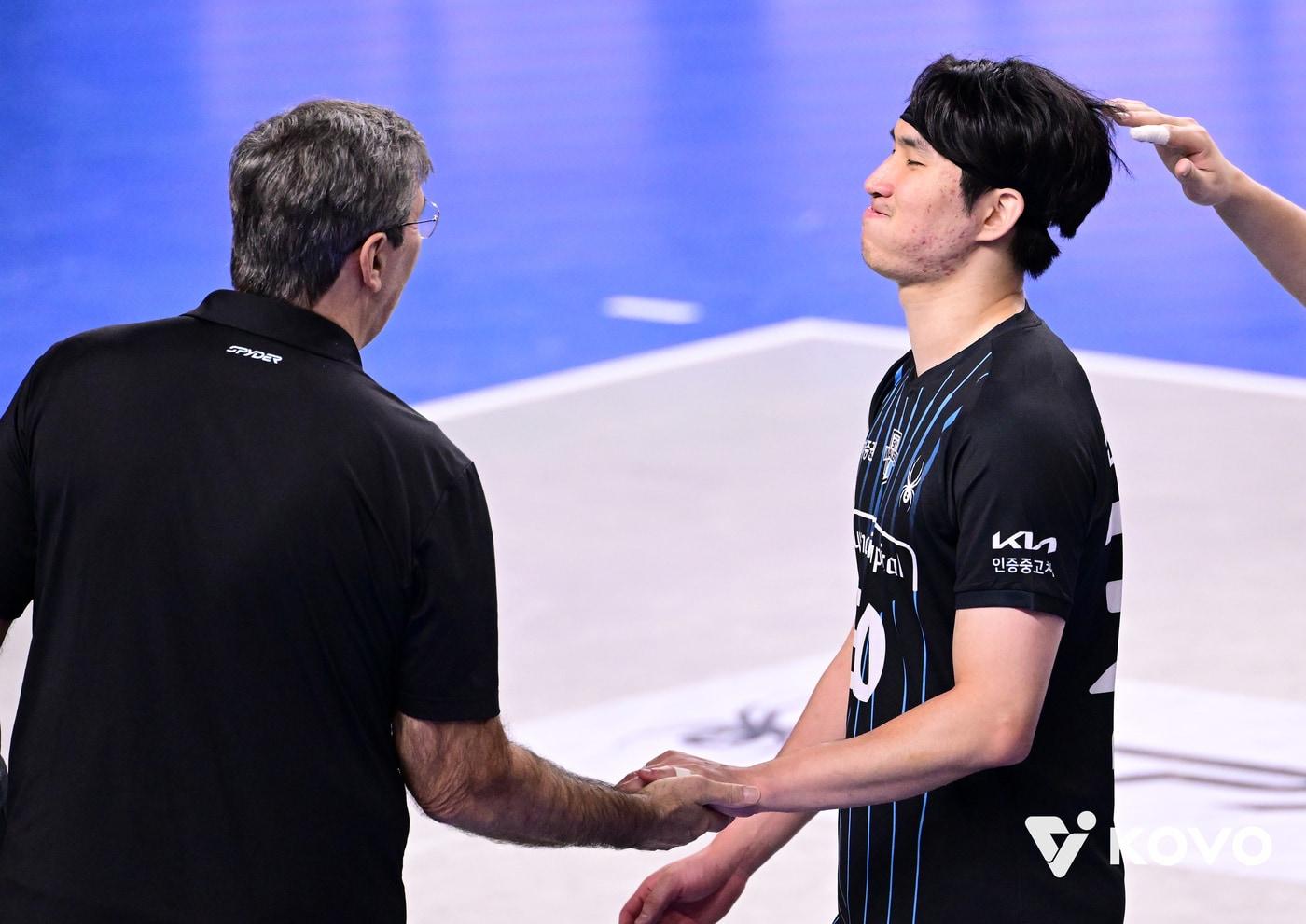 필립 블랑 현대캐피탈 감독&#40;왼쪽&#41;과 신호진. &#40;KOVO 제공&#41;